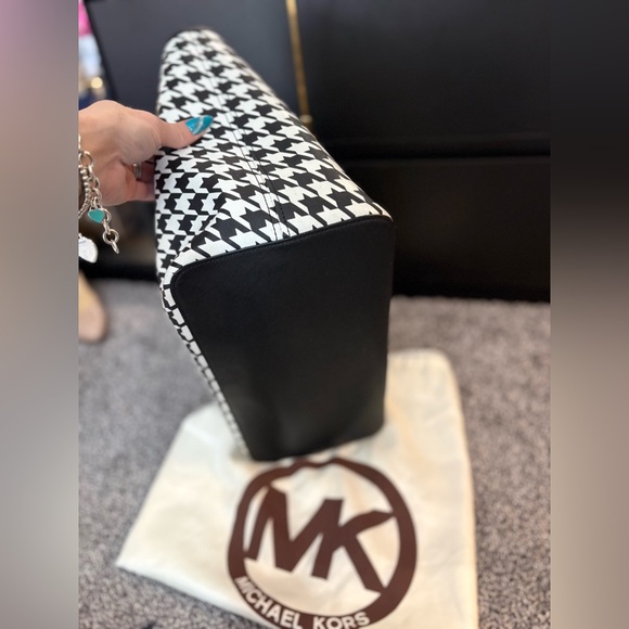 Michael Kors Houndstooth Jet set tote w/ dusty - Picture 17 of 17